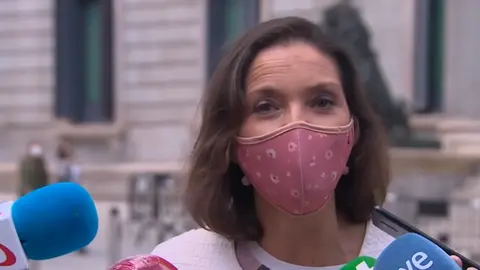 La ministra, Reyes Maroto, atiende a los medios tras la recepción de la carta