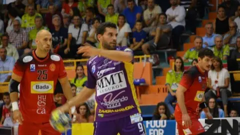 Octavio lanza un siete metros.