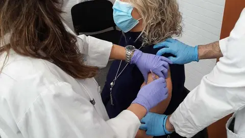 Una mujer recibe una vacuna