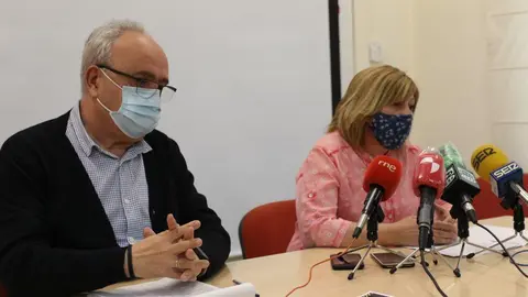 Ángel del Carmen y Trinidad Acebes, de UGT y CCOO, en rueda de prensa