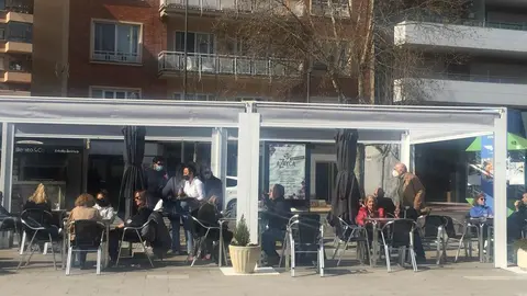 Varios zamoranos disfrutan en una terraza en la céntrica plaza de la Marina española