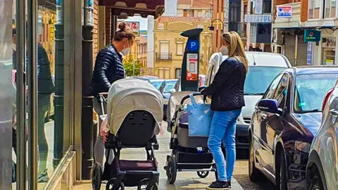 Dos benaventanas conversan con sus retoños