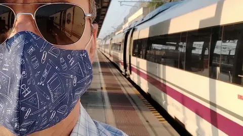 Un viajero a punto de coger un tren