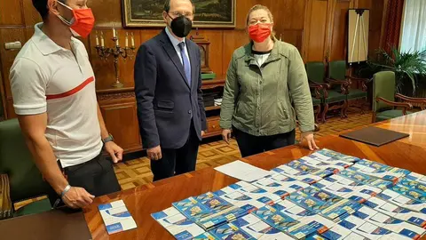 Acto de entrega de los mapas