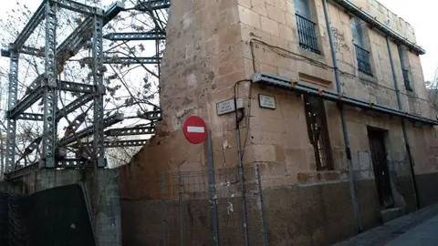 Uno de los edificios en ruinas del casco antiguo.