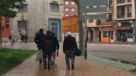 Vecinos de Zamora pasean por la zona de la Universidad.