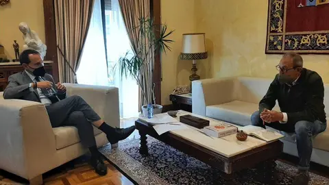 El subdelegado del Gobierno recibe al presidente de Donantes de Sangre.