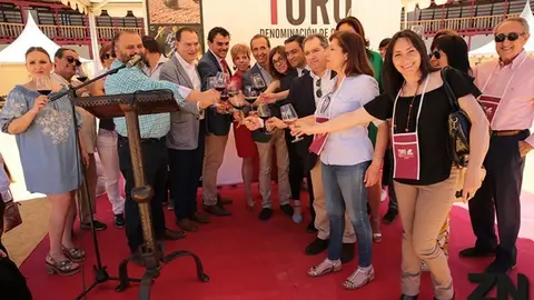 Brindis con vino de Toro.