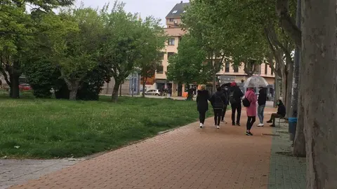 Zamoranos pasean por la zona de la Universidad.