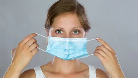 Una mujer con mascarilla