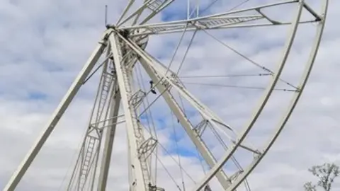 Parte de la noria desmontada