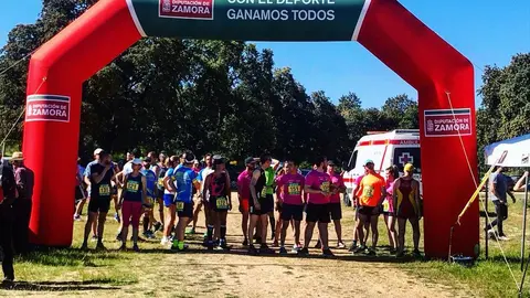 Preparación para la salida d los corredores en la III edición. Cedida: Argusino Vive