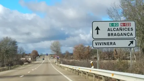Cartel de señalización de la llegada a la frontera con Portugal