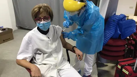 Un trabajadora recibe una vacuna