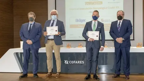 Joaquín Meseguer (segundo por la izquierda), recogiendo la distinción