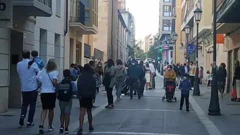 Gente de paseo por Zamora