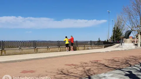 Benaventanos pasenado. Foto: Interbenavente