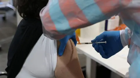 Una persona recibe una vacuna