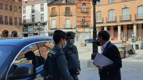 El subdelegado Ángel Blanco conversa con unos agentes de la Guardia Civil en Benavente