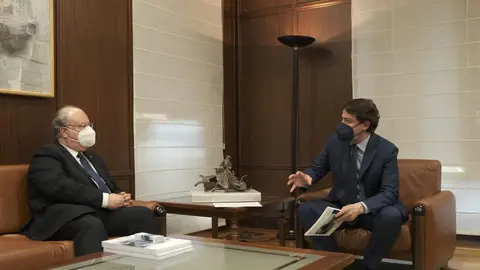 Mañueco y Cabecero en un momento de la reunión