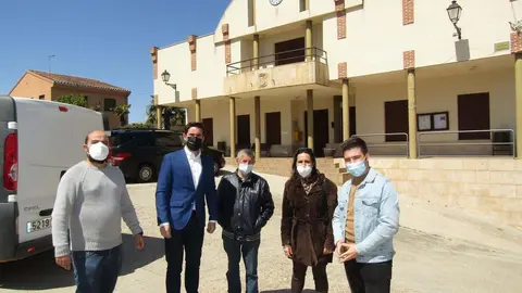 Raquel Pascual con Antidio Fagúndez y Eduardo Folgado en San Miguel de la Ribera, con el Ayuntamiento al fondo