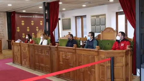 Reunión el salón de Plenos del Ayuntamiento de Benavente