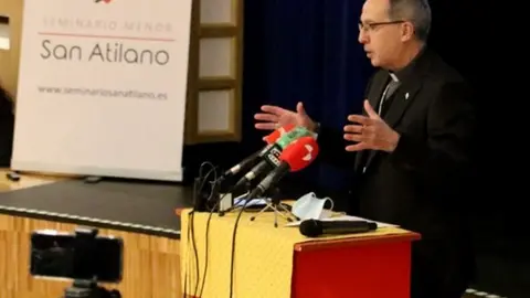 El obispo Fernando Valera durante la inauguración del nuevo salón de actos en el Seminario San Atilano