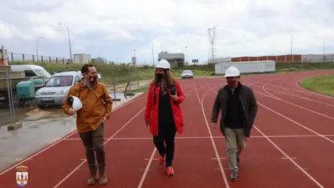 El alcalde, Luciano Huerga, junto a la concejala de Urbanismo y el concejal de Deportes visitan las obras