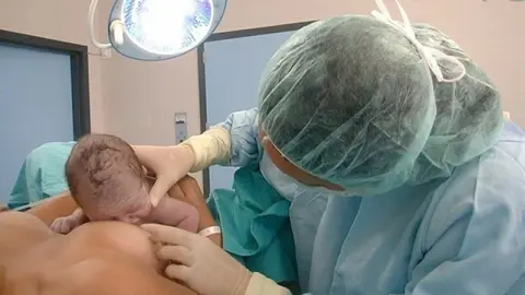 Una matrona asiste un parto