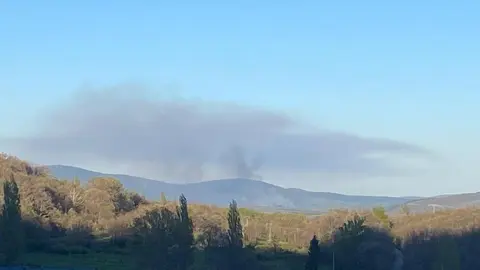 El humo del incendio es visible desde San Martín