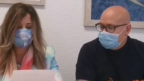 La directora y el jefe de estudios del IES María de Molina leen el acta del jurado./Foto Facebook