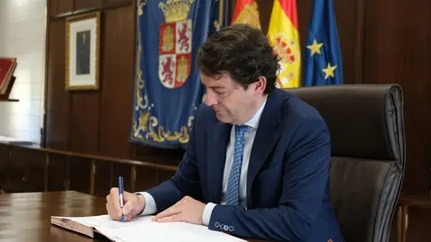 Mañueco firma la ley por la que se modifica normativa sobre impuesto de sucesiones