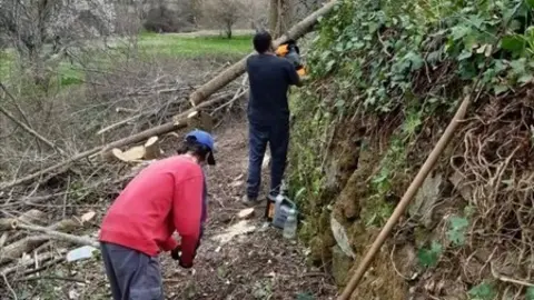 Labores de desbroce en Fermoselle. Foto Facebook