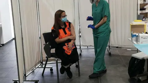Voluntaria de Protección Civil vacunándose