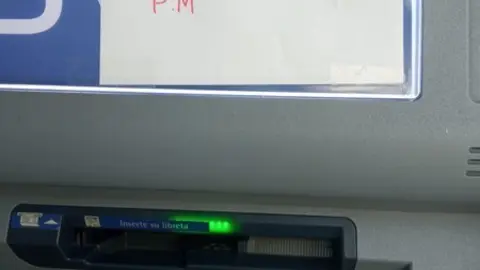 Nota dejada por un ciudadano en un cajero automático