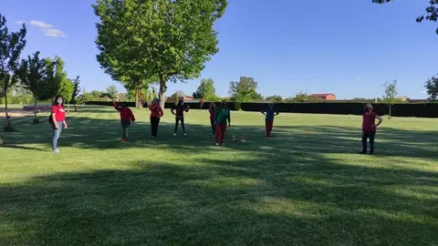 Vecinos de Granja preparando el baile en el Prado