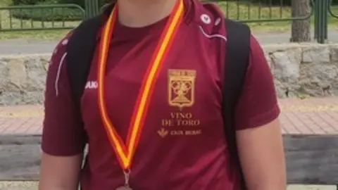 Diego Ibáñez luce su medalla