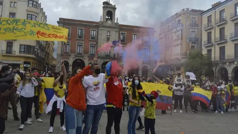 Emigrantes colombianos en la Plaza de la Constitución