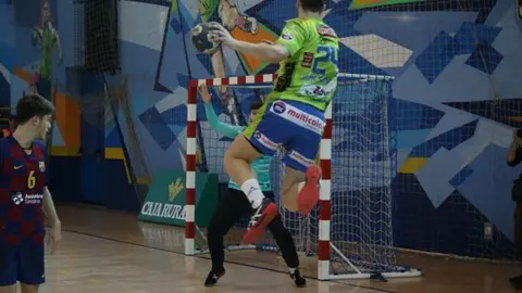 66d3d0447e42e76beff4af9b6f1f7fea_XL