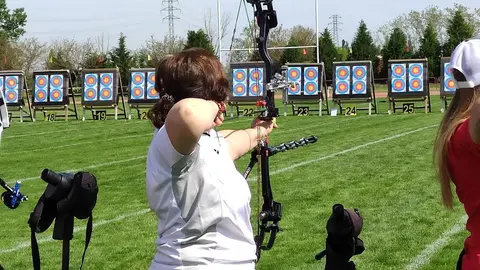 Mati dispuesta a lanzar una flecha