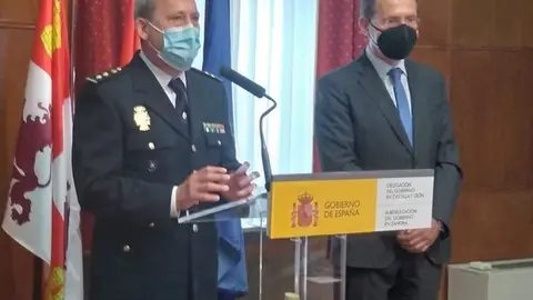 El subdelegado del Gobierno, a la derecha, junto al comisario Guillermo Vara