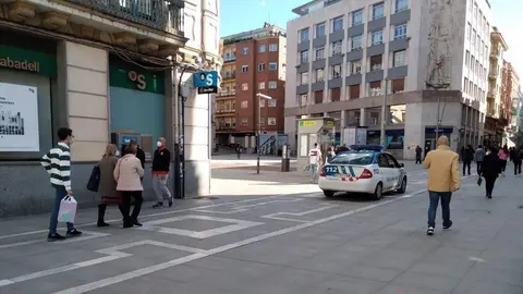 Viandantes por la calle Santa Clara