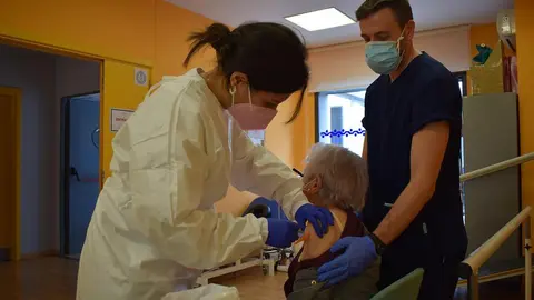 Una persona recibe una vacuna