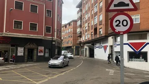 Señal de limitación de circular a 20 kilómetros en la calle Villalpando
