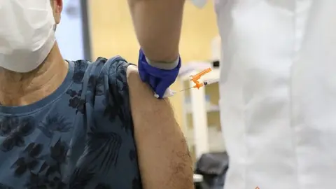 Una mujer recibe una vacuna