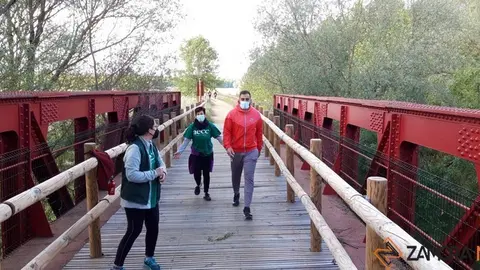 Participantes en la rutas saludables de Barcial del Barco