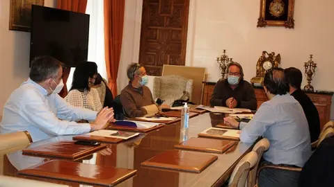 Reunión del Ayuntamiento para abordar la instalación de la banda ancha