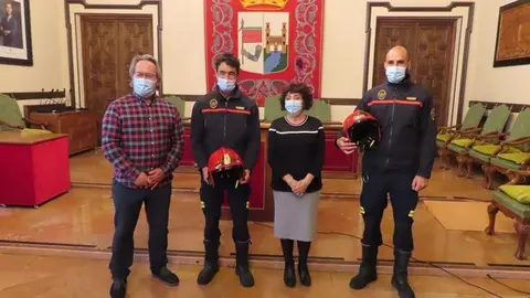 Los dos cabos con el alcalde y la concejala de Seguridad Ciudadana