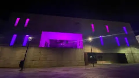 Imagen de archivo de las Arcadas iluminadas de rosa por el 25-N