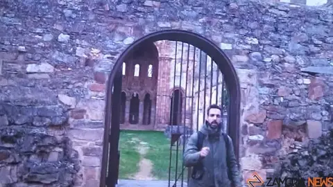 El presentador Nacho Rodríguez en el monasterio de Moreruela